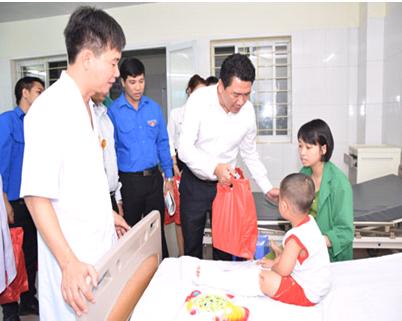 Đảng ủy Khối các Doanh nghiệp tỉnh thăm và tặng quà cho các cháu thiếu nhi đang điều trị tại Bệnh viện đa khoa tỉnh Bắc Ninh 